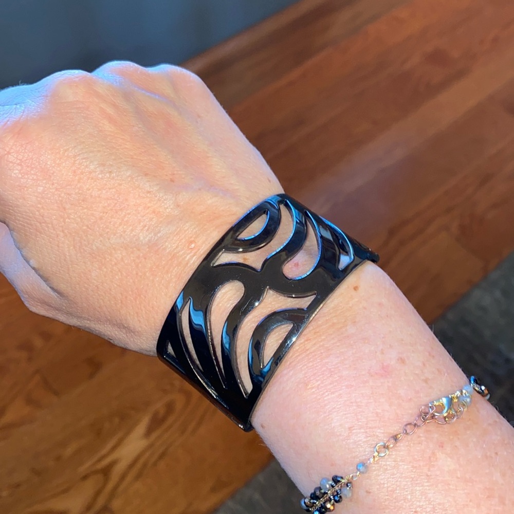 Cuff bracelet with hinge